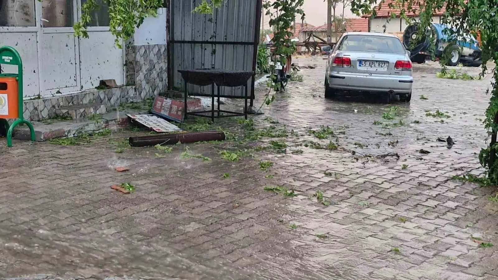 Manisa'da doğa öfkesini kustu: İlyaslar Mahallesi'nde korku dolu anlar