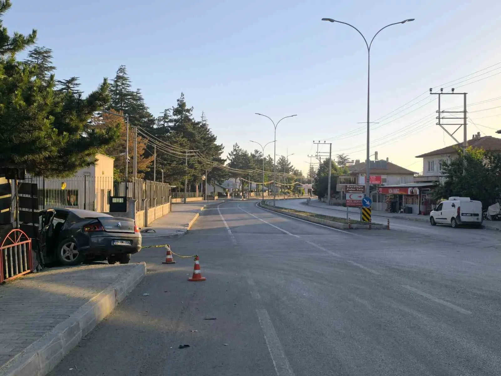 Afyonkarahisar'da korkunç kaza: Direksiyon hakimiyetini kaybeden sürücü ağır yaralandı