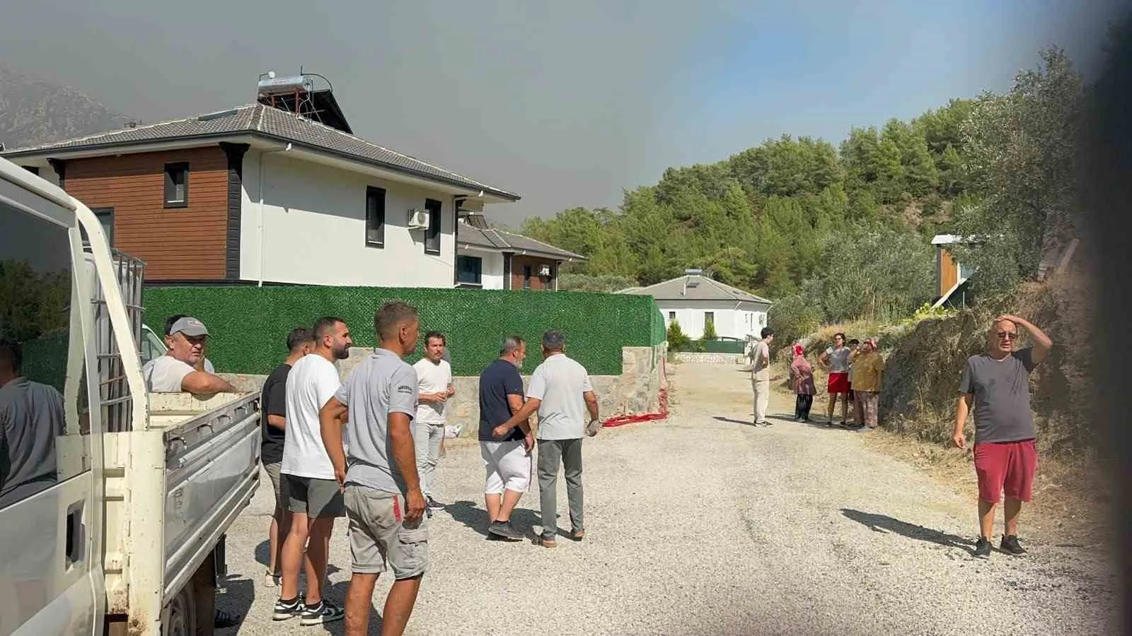 Fethiye Üzümlü'de alevler pes etmiyor: Yerleşim yerleri için tahliye kararı
