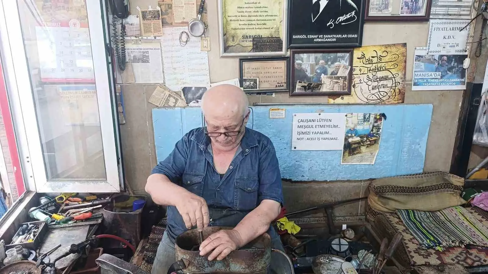 Sarıgöl’ün emektar ustası 61 yıldır tezgah başında: Emekle geçen bir ömür