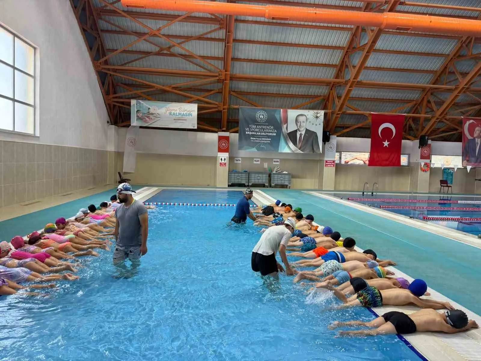 Nazilli'de havuzlar doldu taştı: Minikler tatili kulaç atarak değerlendiriyor