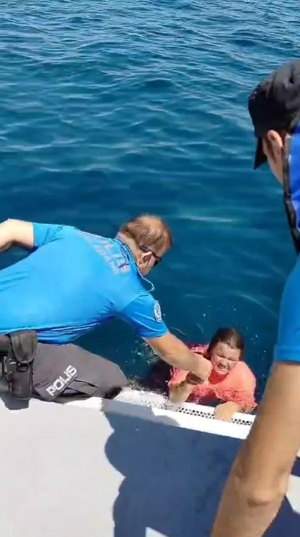 Kuşadası açıklarında ölümle burun buruna: Deniz polisi son anda yetişti