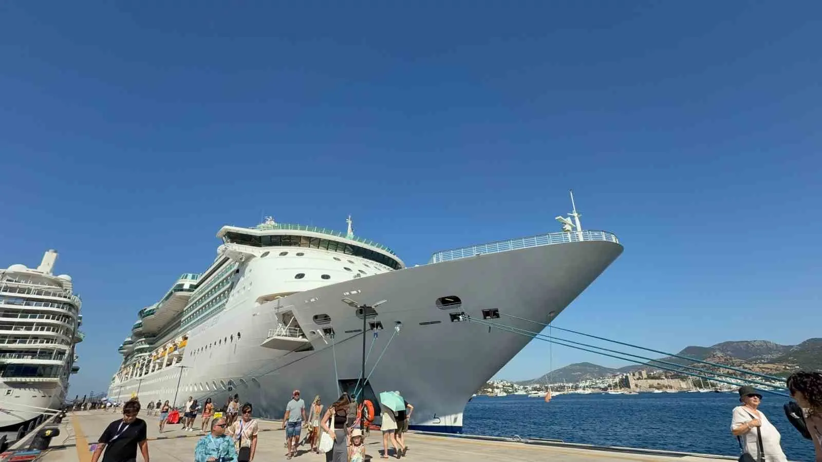 Bodrum limanında dev buluşma: 3 binden fazla turist Ege'nin incisine akın etti
