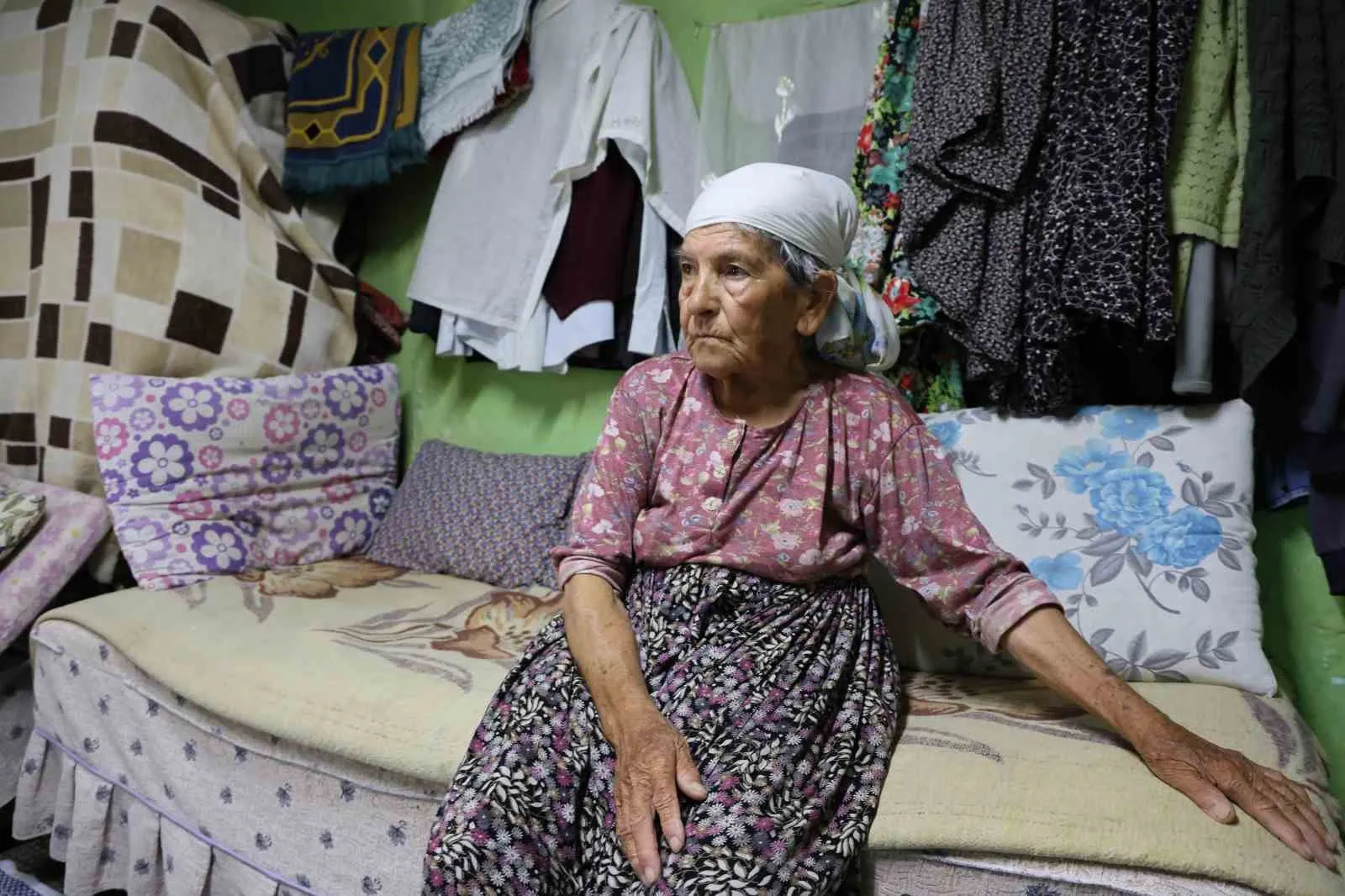 Aydın'da yürek burkan dram: 75 yaşındaki kadın yıllardır temel ihtiyaçlarına hasret