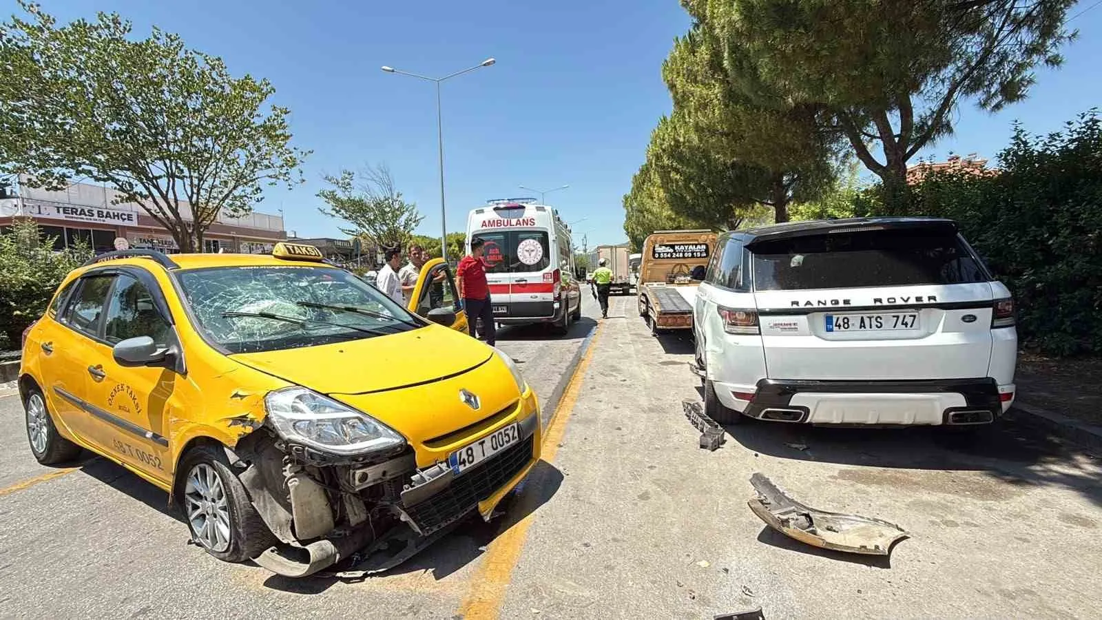 Menteşe’de korkutan kaza: Taksi park halindeki araçlara daldı