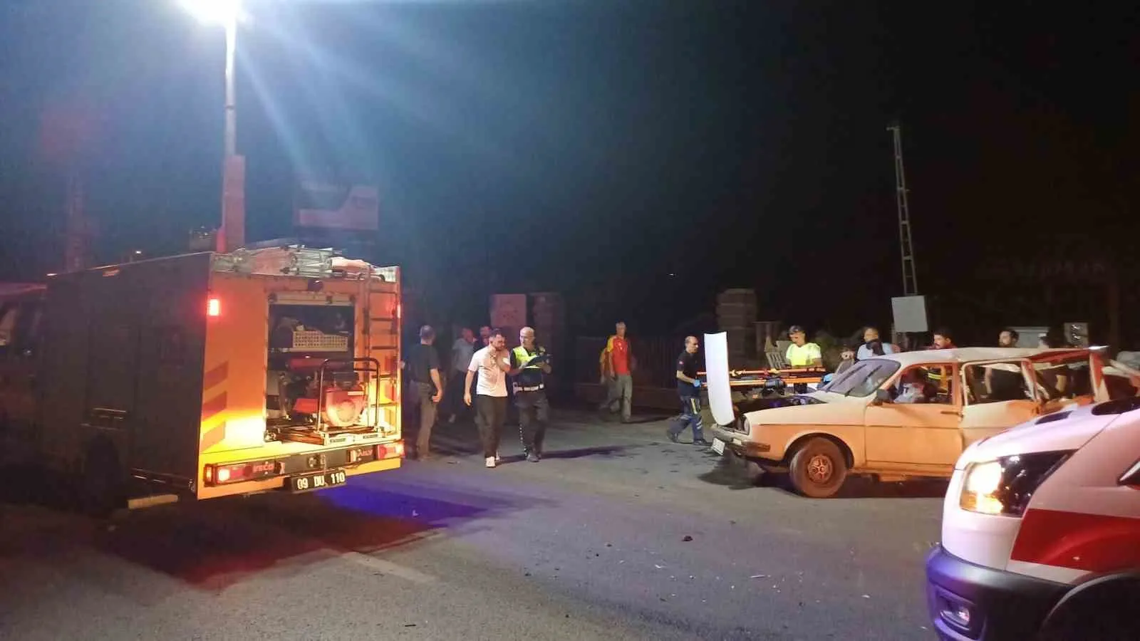 İncirliova yolunda gece yarısı dehşeti: Üç araç birbirine girdi