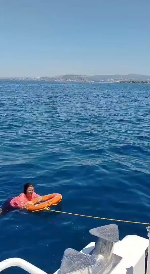 Kuşadası açıklarında ölümle burun buruna: Deniz polisi son anda yetişti