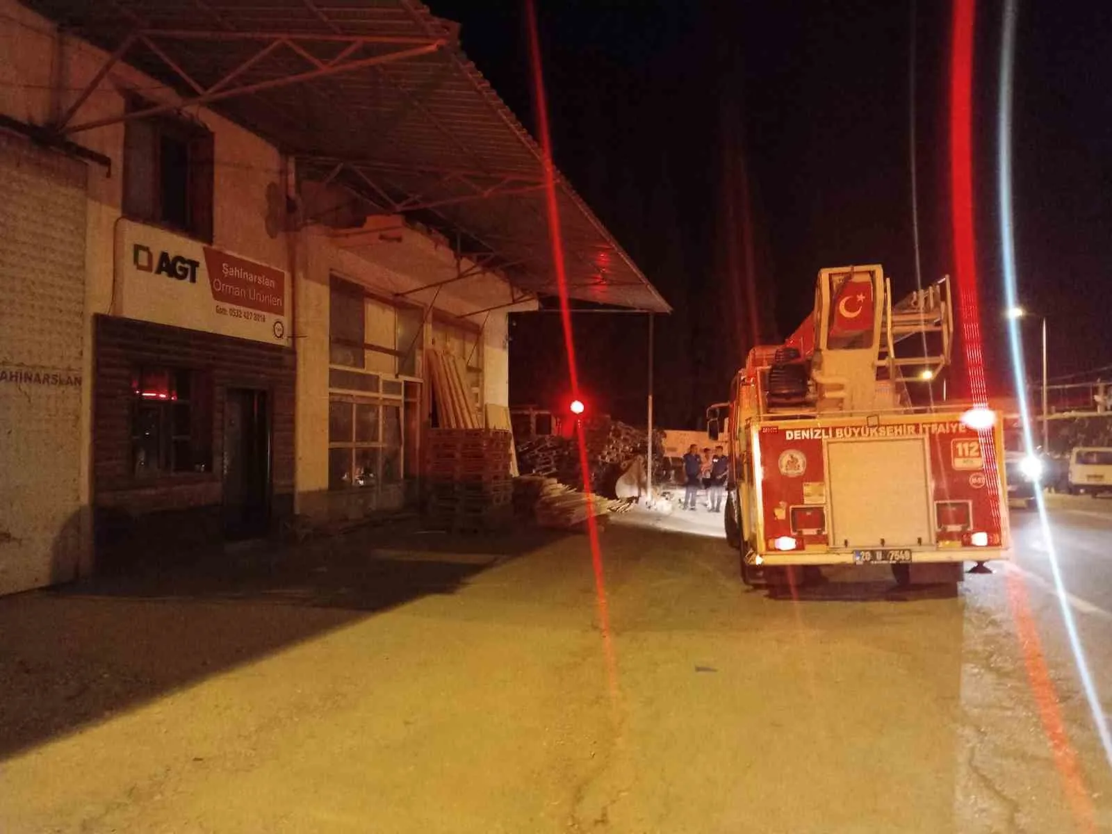 Denizli'de sanayi sitesinde gece mesaisi: Alevler itfaiyenin zamanında müdahalesiyle durduruldu