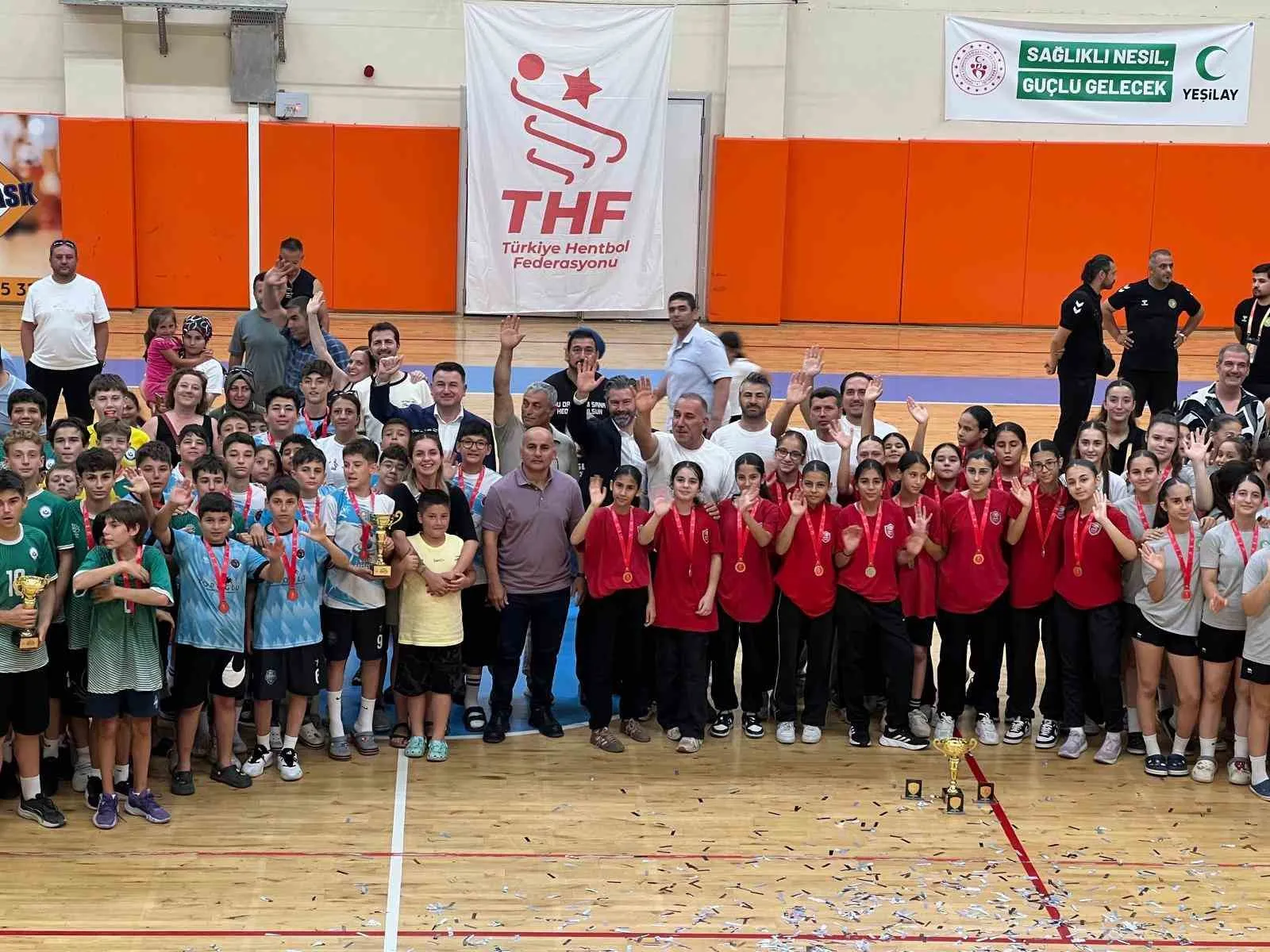 Geleceğin yıldızları Aydın’da buluştu: Hentbol şöleni kupa töreniyle noktalandı