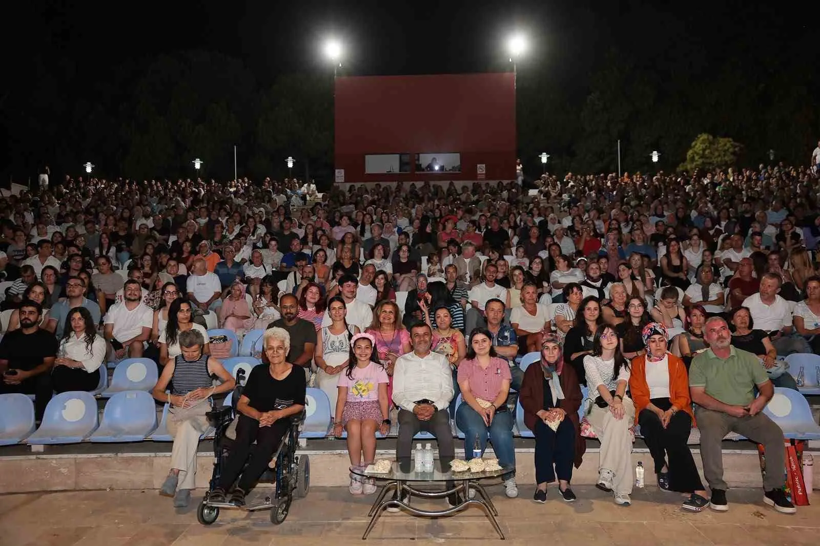 Denizli’de sinema şöleni: Yaz akşamları dev ekranda hayat buluyor