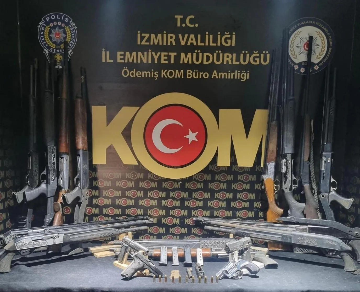 İzmir'de silah kaçakçılığına geçit yok: Evinden cephanelik çıktı