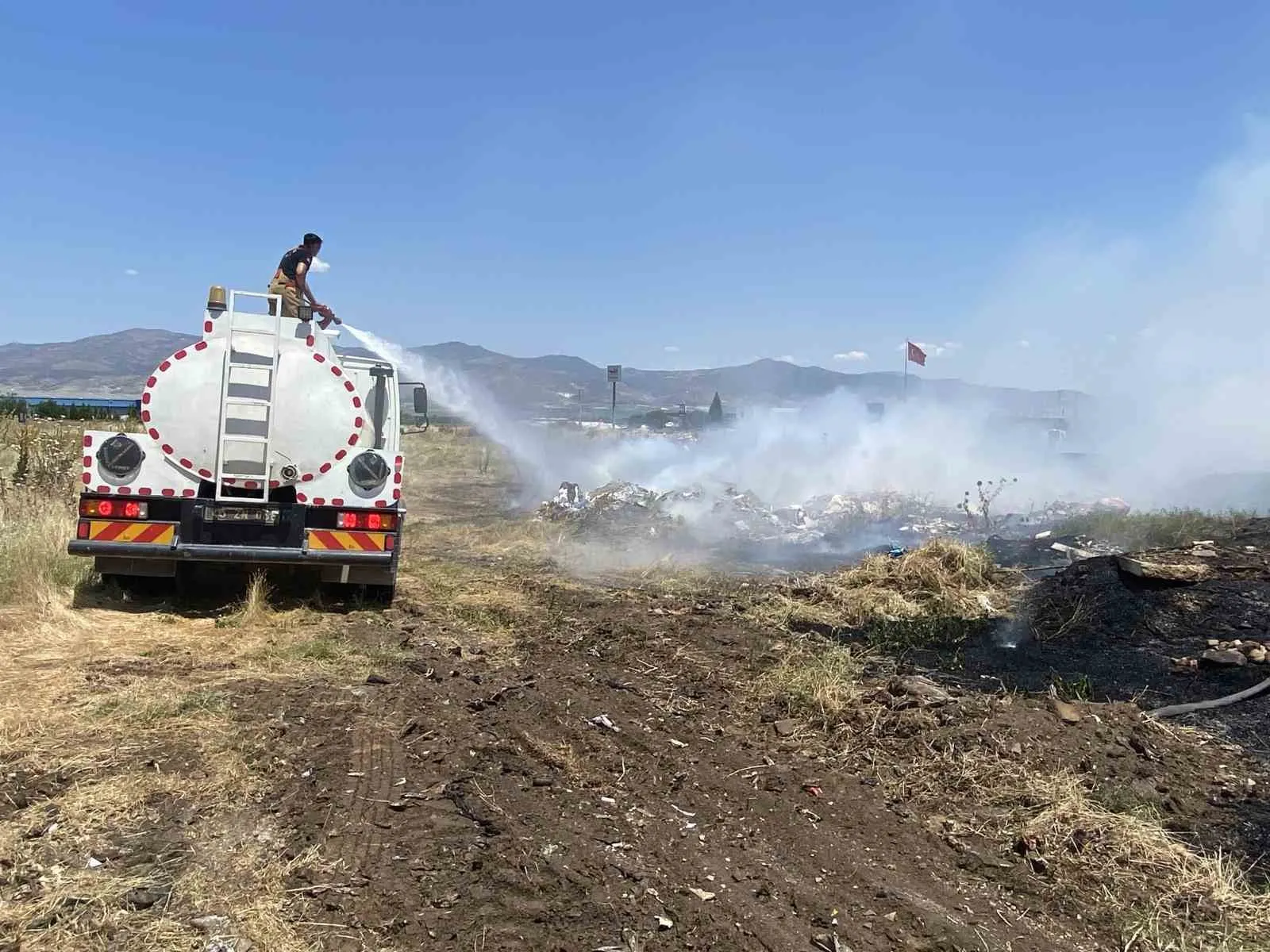 Alaşehir’de korku dolu anlar: Alevler LNG tankının kapısına dayandı