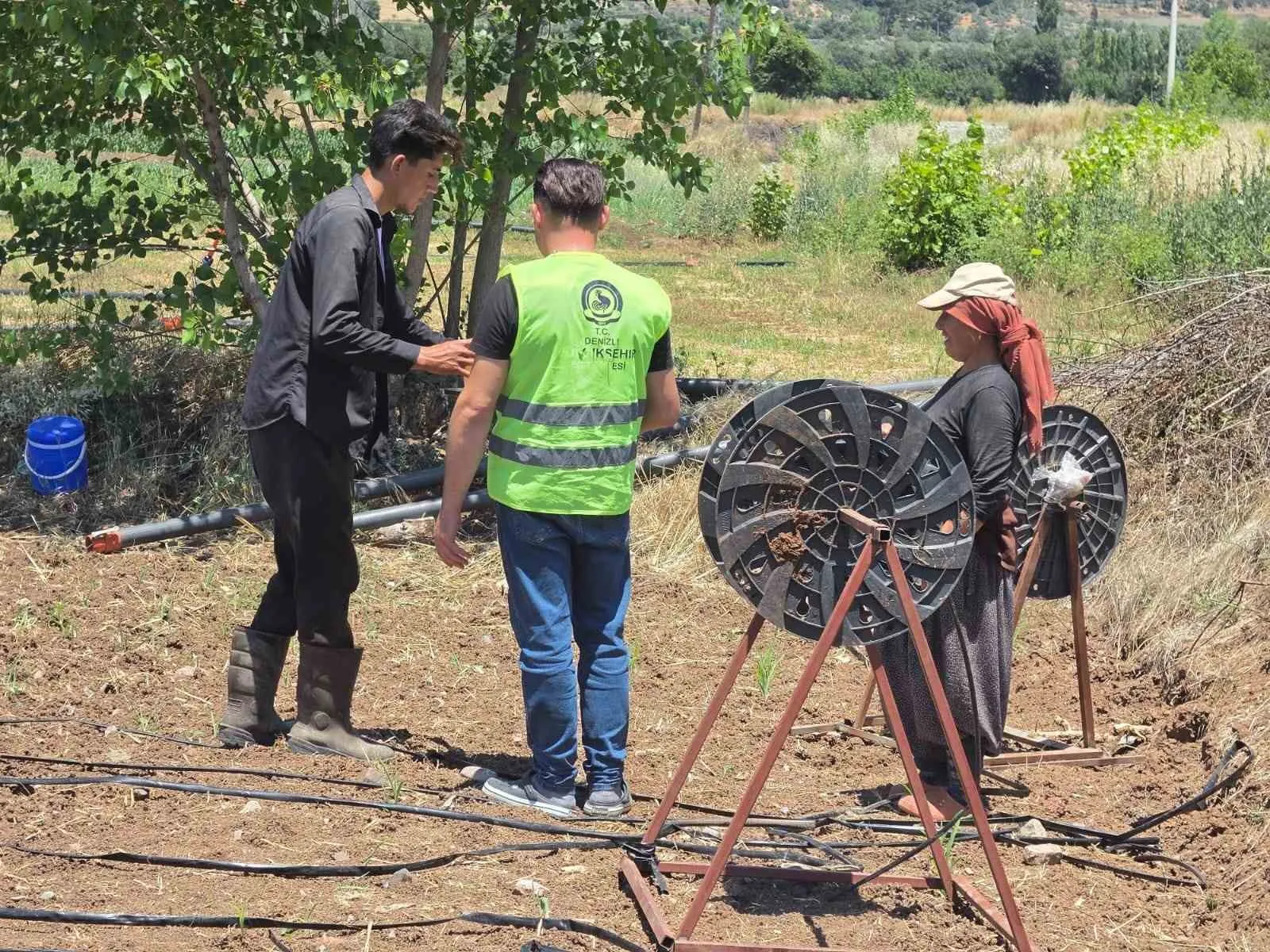 Kavurucu sıcaklarda tarlada ter dökenlere belediye desteği: İkram filosu Beyağaç yolunda