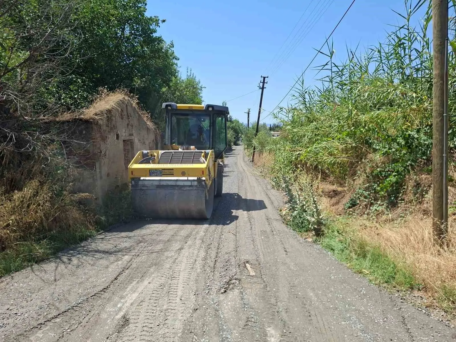Efeler’de tozlu yollar tarih oluyor: Ilıcabaşı’nda asfalt mesaisi