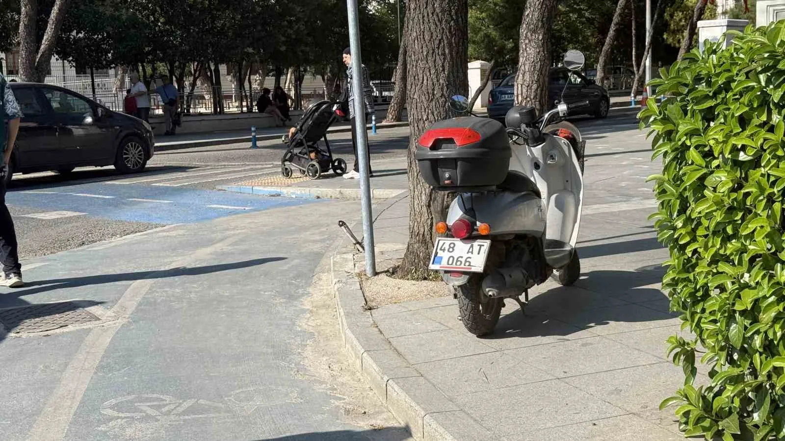 Menteşe'de ehliyetsiz sürücü paniği: Motosikletli kazayı hafif sıyrıklarla atlattı