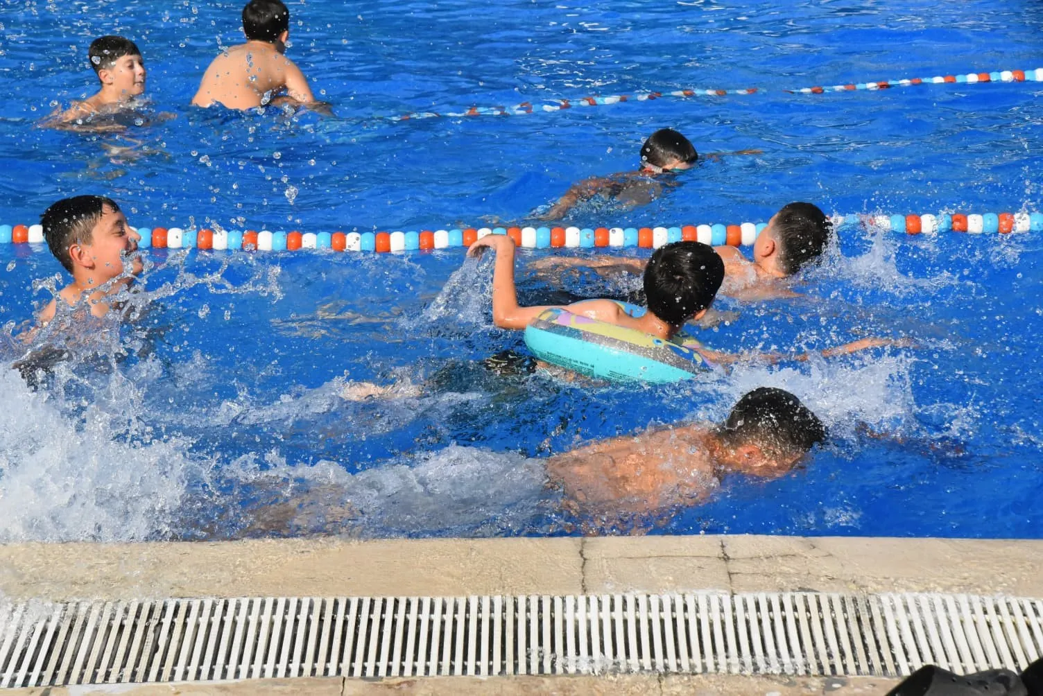 Minik kulaçlar kavurucu sıcaklara meydan okudu: Havuzda keyifli saatler