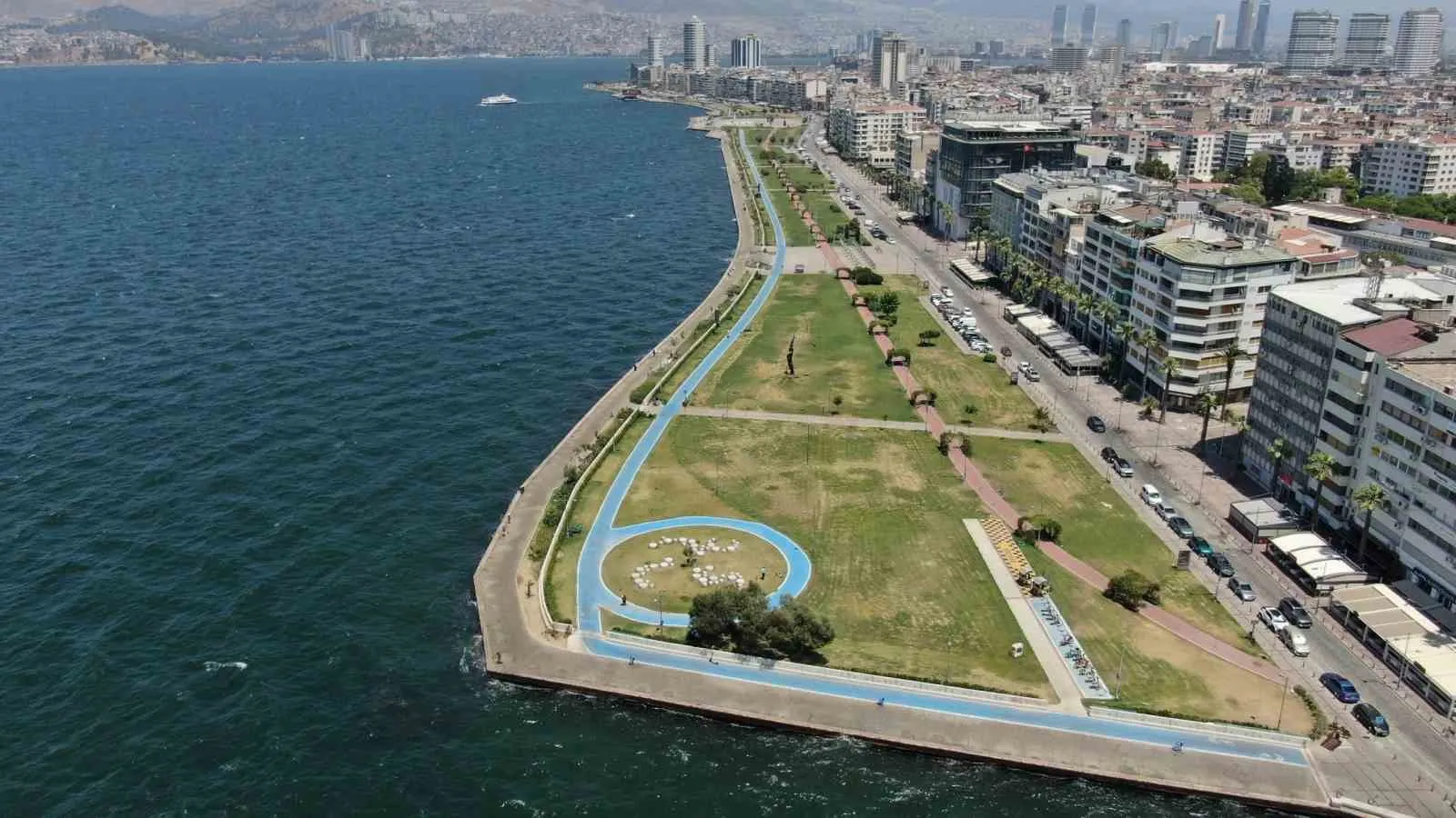 İzmirliler sıcaktan kaçtı: Kordon’da alışılmadık sessizlik