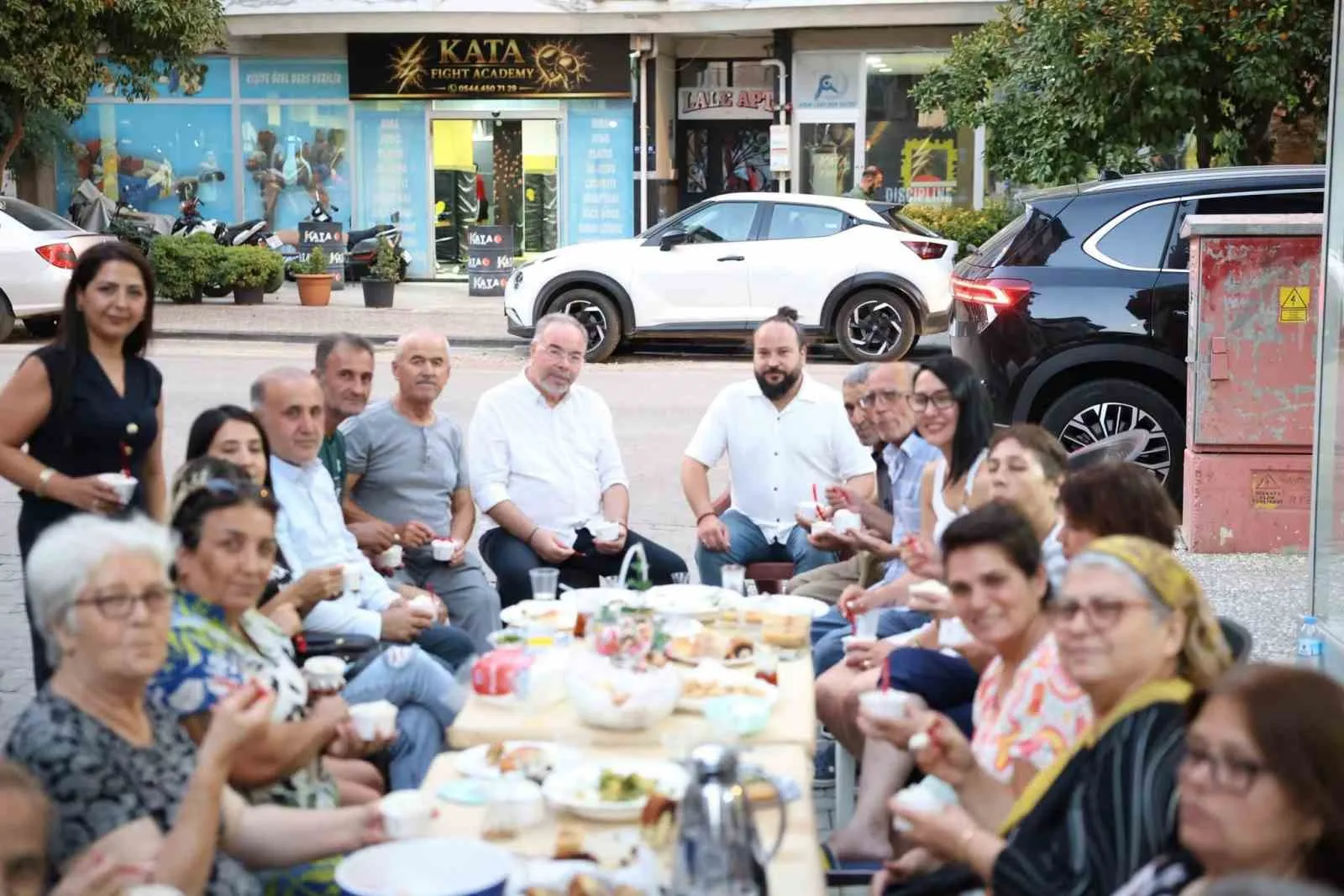İncirliova'da akşam mesaisi: Başkan Kaya mahalleliyle çay eşliğinde dertleşti