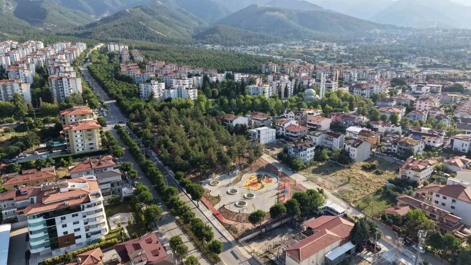Merkezefendi’de yeşil alanlara modern dokunuş: Yenişehir Parkı baştan aşağı yenilendi