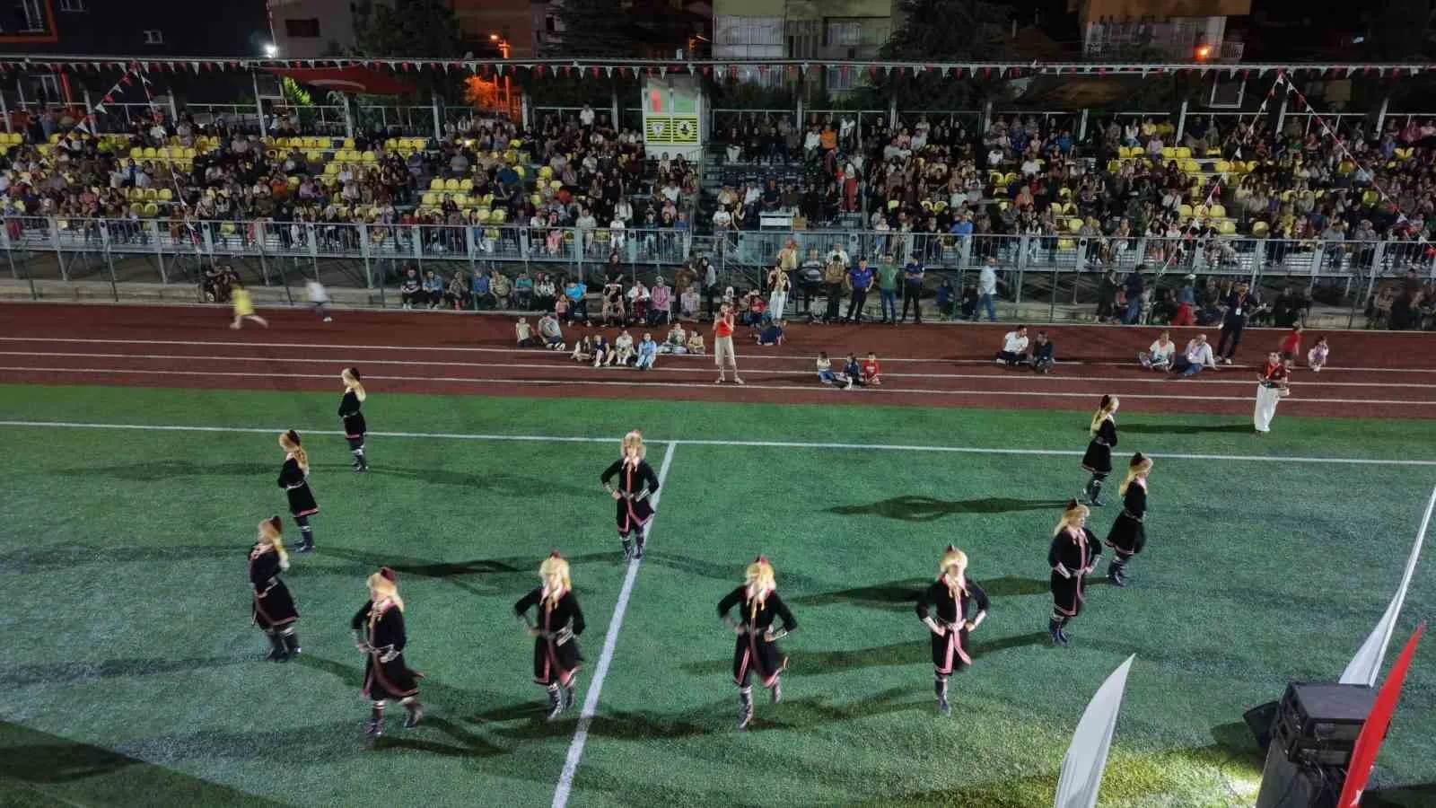 Denizli’de dünya rüzgarı: 20 ülkeden gelen dansçılar şehri festivale boğdu