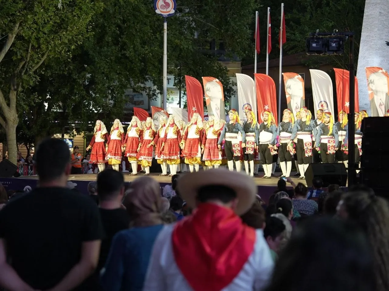 Denizli’de dünya rüzgarı: 20 ülkeden gelen dansçılar şehri festivale boğdu