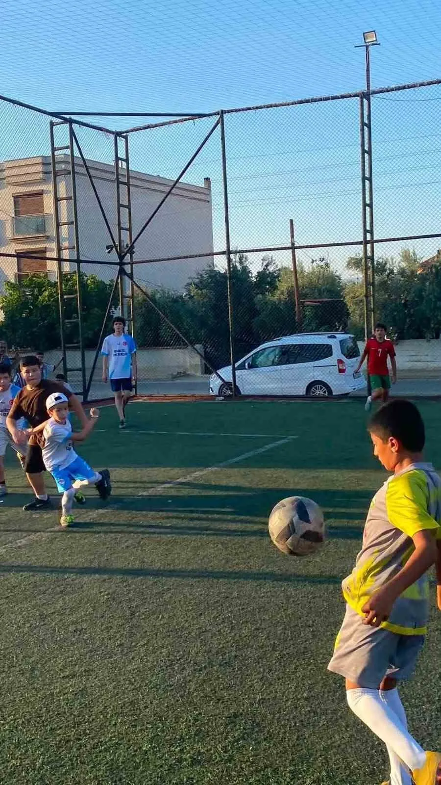 Sarıgöl'de yeşil sahalar kardeşlik için kuruldu: Kur'an kursu öğrencileri futbolla buluşuyor