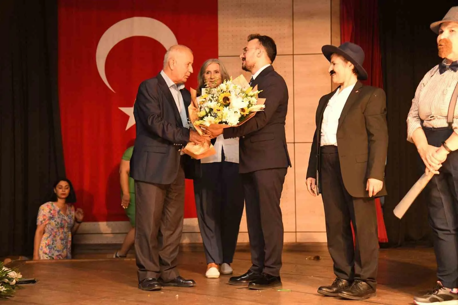 Kadınların hikayesi sahnede hayat buldu: Salonu dolduranlar ayakta alkışladı