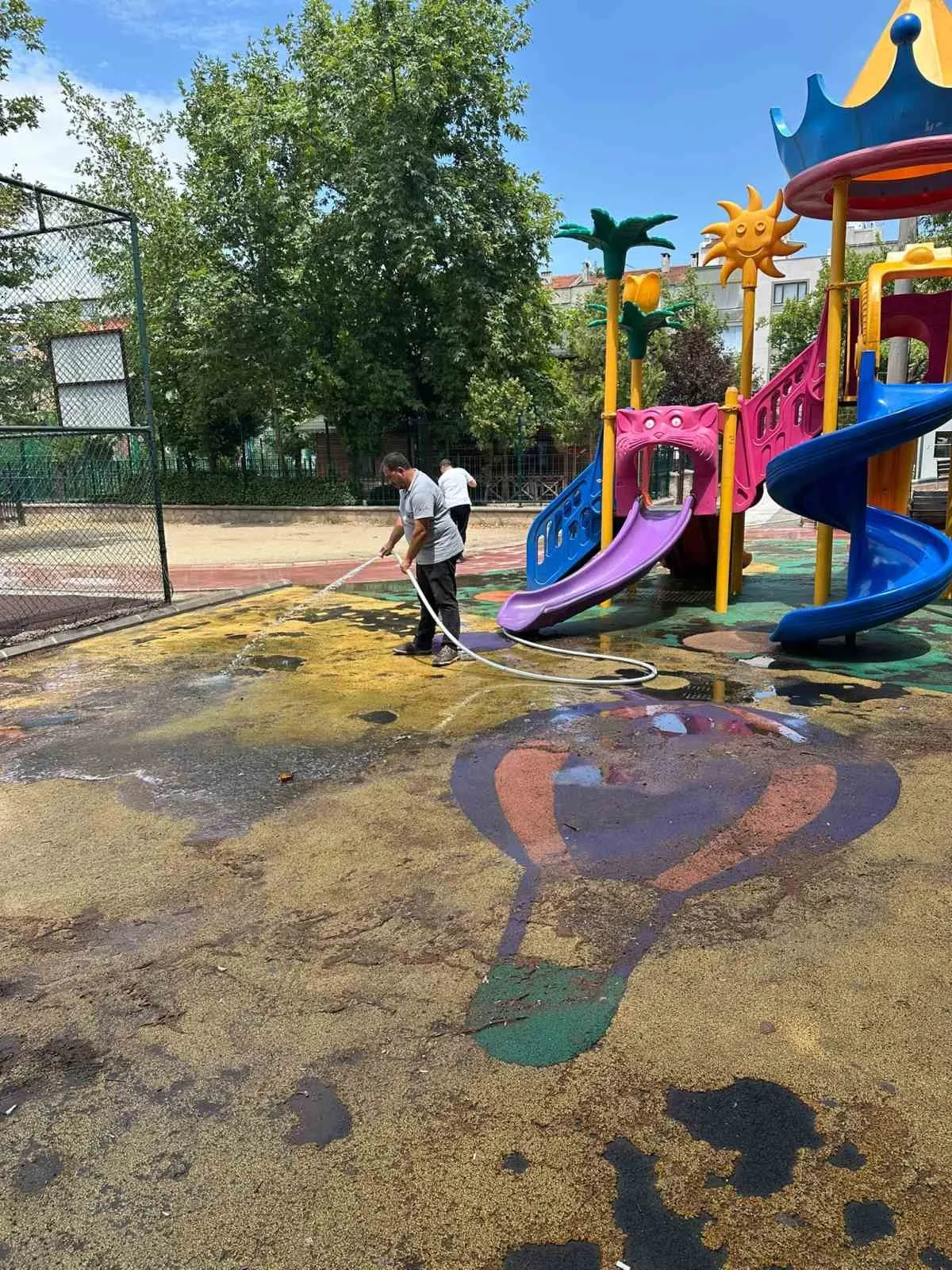 Miniklerin oyun alanlarında hijyen seferberliği: Yunusemre'de parklar yenilendi