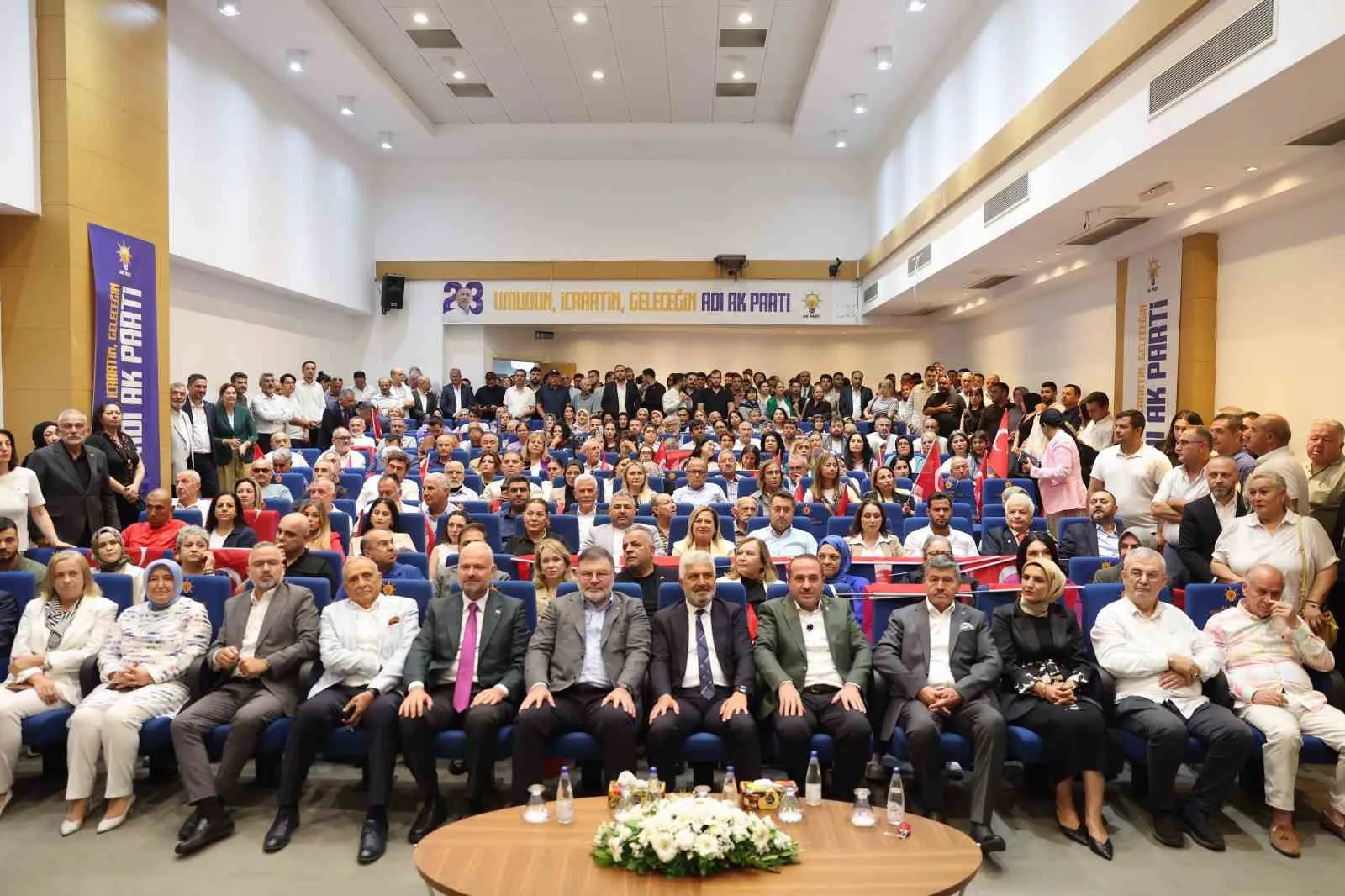 İzmir teşkilatında kenetlenme mesajı: Hedefimiz Türkiye Yüzyılı’nı inşa etmek