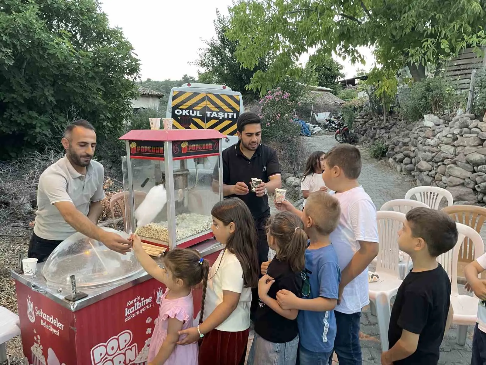Şehzadeler’de nostalji rüzgarı: Mahalleli kadınlar şalvarlarını giyip meydanlara indi