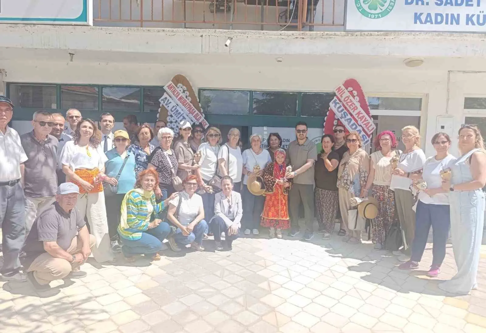 Kuşadalı kadınlardan Isparta çıkarması: Haşhaş tarlasında güç birliği