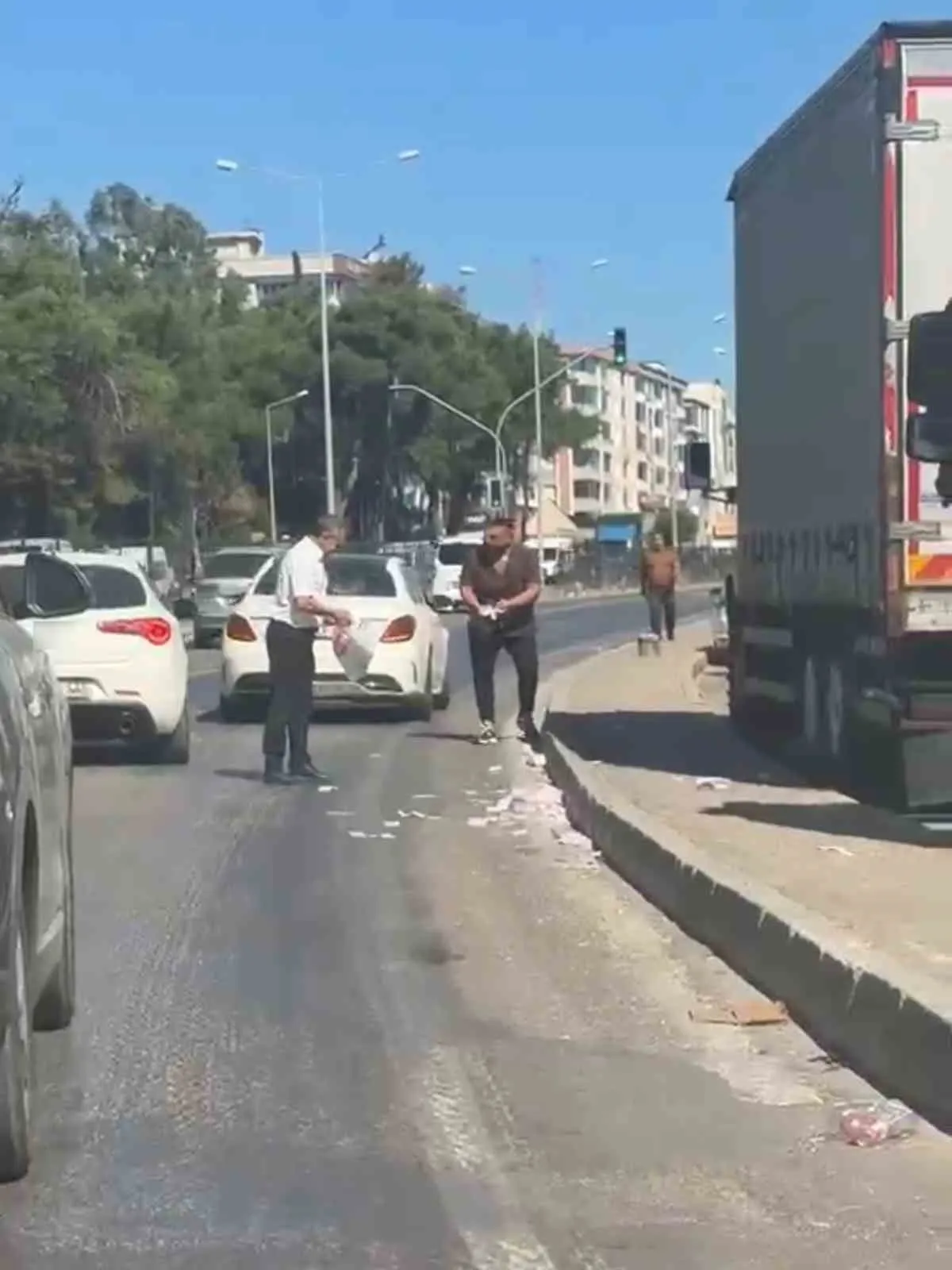 Torbalı'da şaşkına çeviren olay: Yolun ortasına saçılan paralar trafiği kilitledi