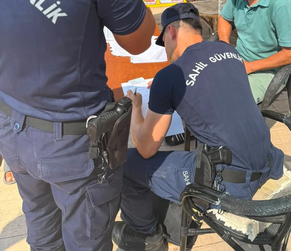 Marmaris'te kılıç balığına eziyet eden şahsa Sahil Güvenlik geçit vermedi
