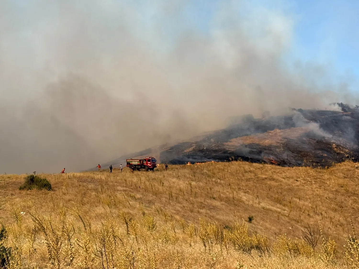Kula’da kabus bitmedi: Söndürülen yangın rüzgarın kurbanı oldu