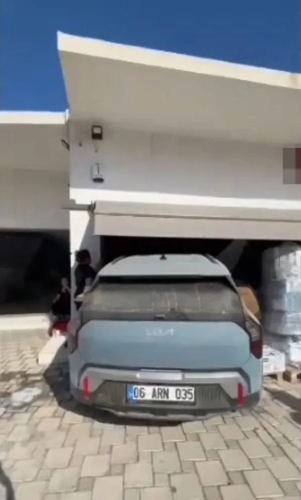 Milas'ta market alışverişi kabusa dönüştü: Otomobil camdan içeri girdi
