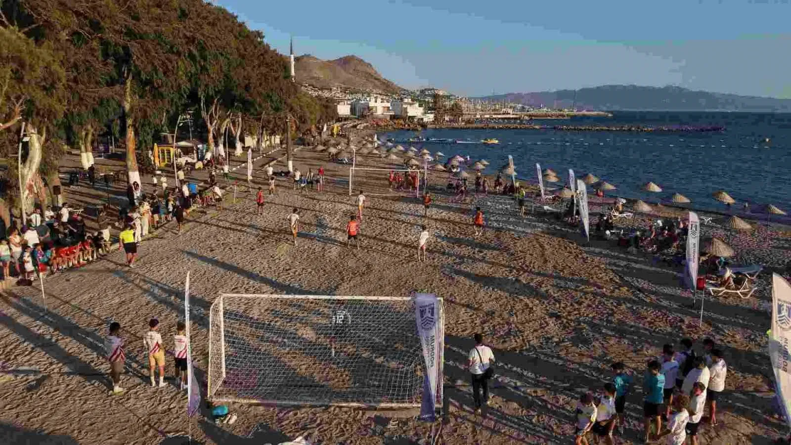 Bodrum'un minik kramponları gün batımında sahaya indi