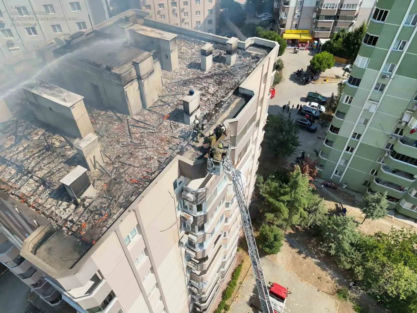 Menemen'de korku dolu anlar: Çatı yangınında mahsur kalan işçiler ölümden döndü