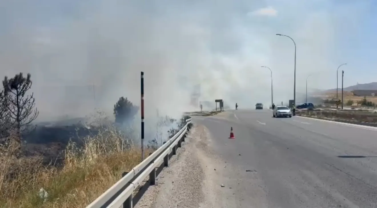 Emirdağ yolunda korkutan anız yangını: Görüş mesafesi düştü, trafik durma noktasına geldi