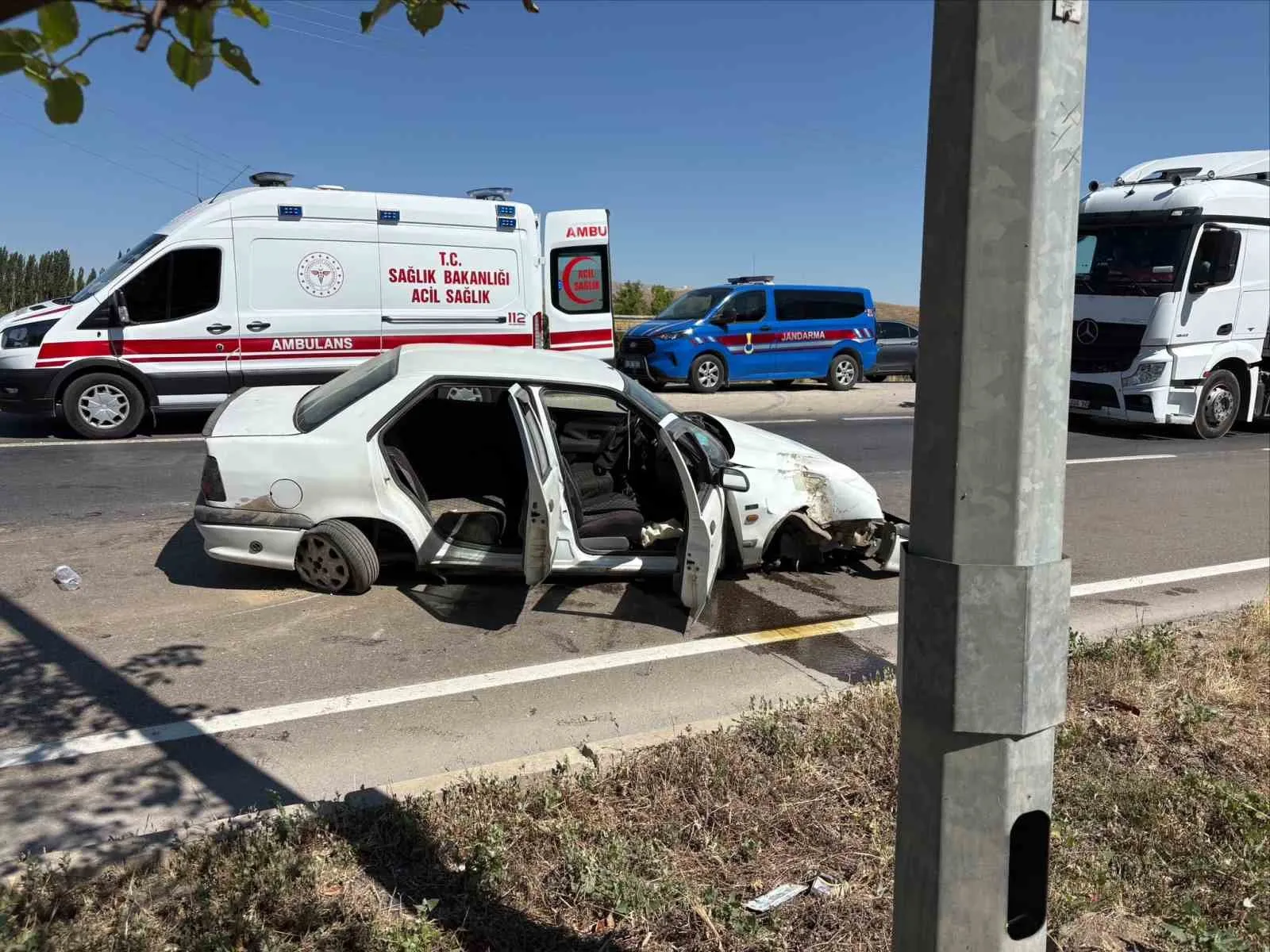 Afyonkarahisar'da dehşet anları: Bariyerlere çarpan araç hurdaya döndü
