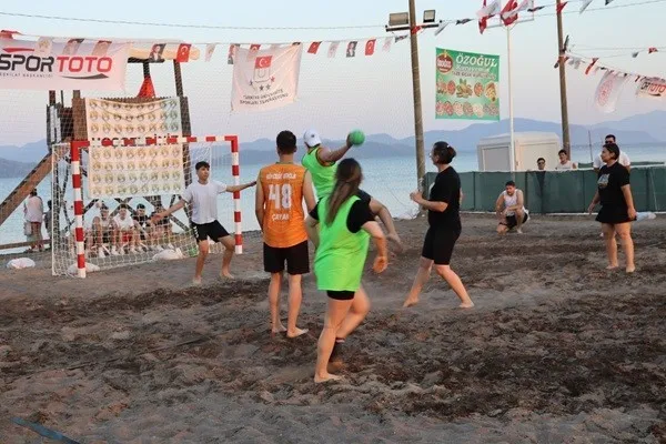 Köyceğiz’de plaj hentbolu rüzgarı: Üniversiteli sporcular şampiyonluk için sahada