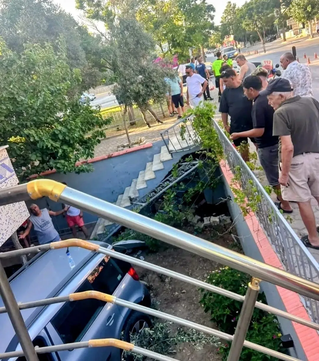 Didim'de korkutan kaza: Kontrolden çıkan otomobil apartman bahçesine daldı