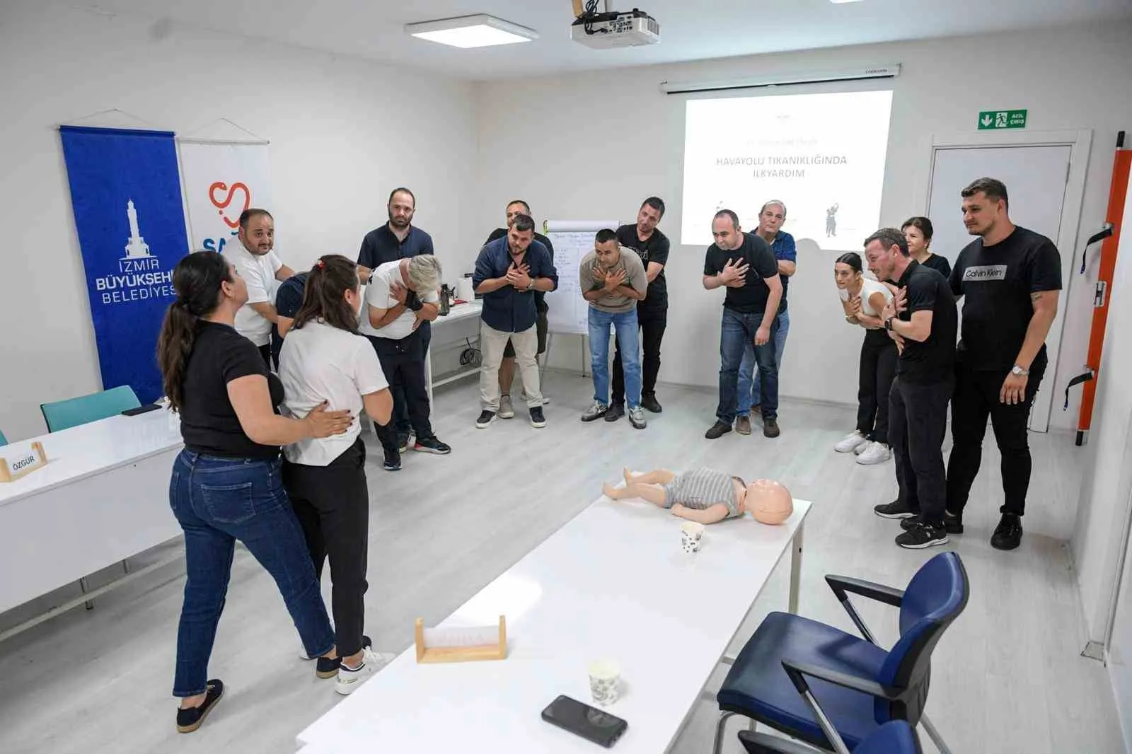 Saniyelerle yarışan eller: İzmir’de binlerce kişi hayat kurtarmayı öğreniyor