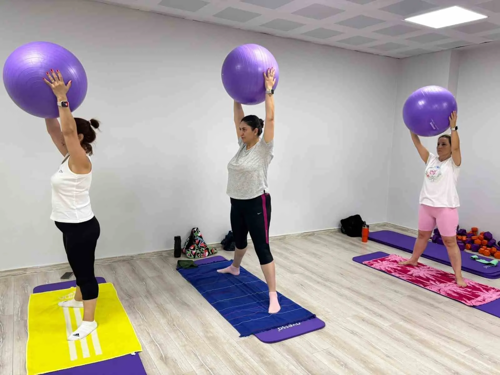 Turgutlu'da spor rüzgarı: Kadınlar zumba ve pilatesle form tutuyor