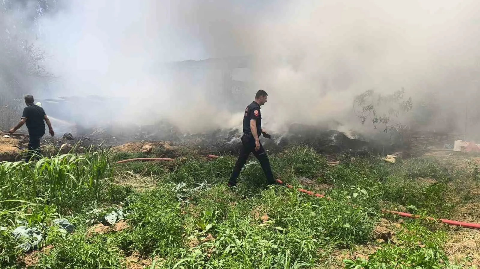 Menteşe’de korku dolu anlar: Bahçedeki saman yangını eve sıçradı