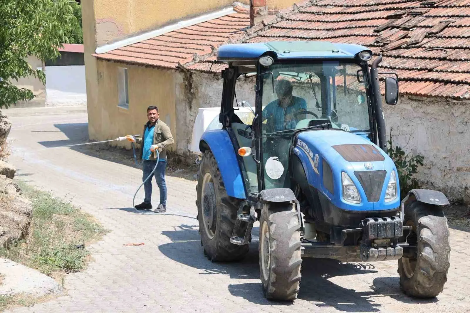 Koçarlı'da bahar temizliği: Şahinciler Mahallesi yeni çehresine kavuşuyor