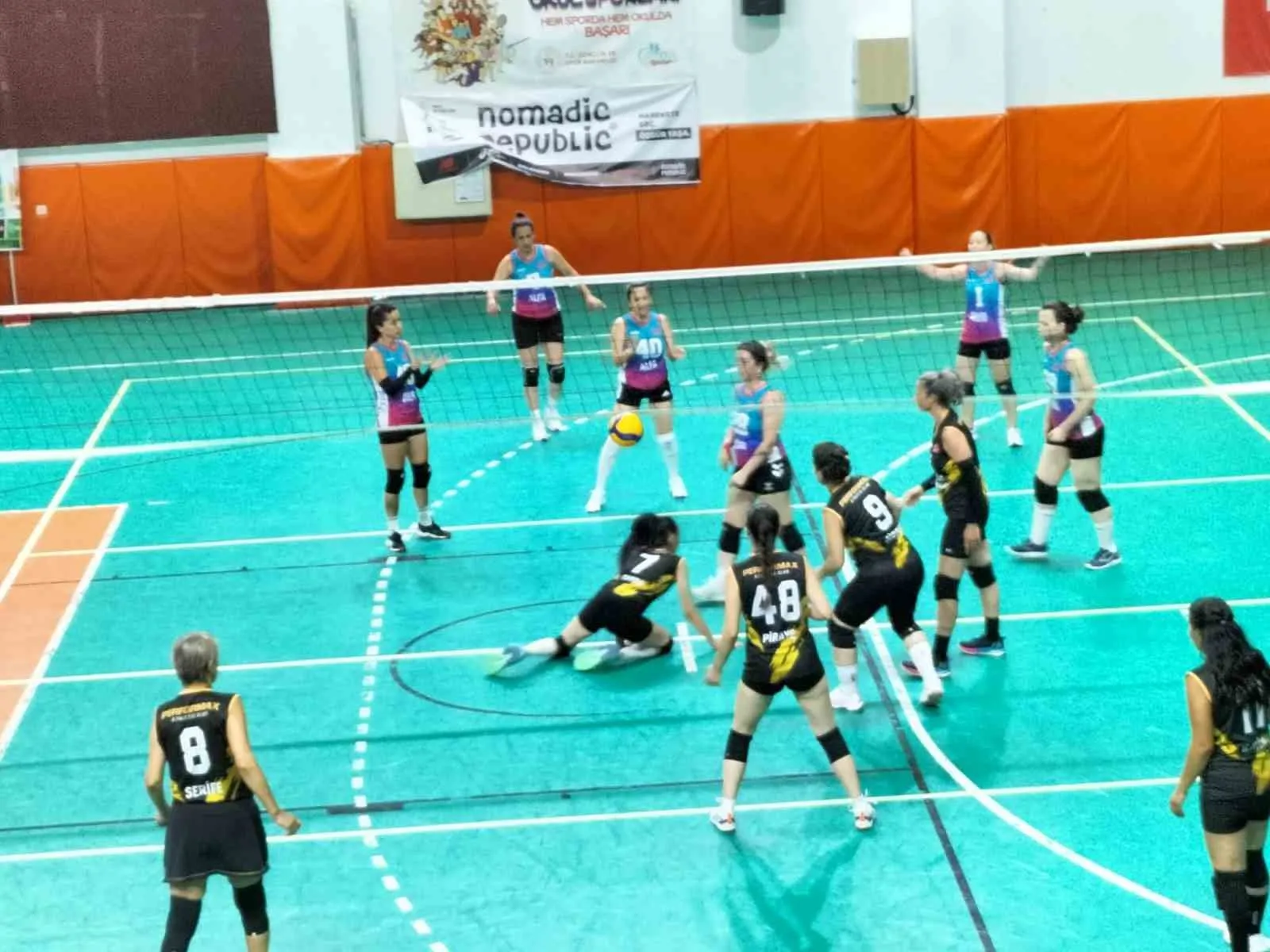 Köyceğiz’de voleybol şöleni: Veteranlar parkede fırtına gibi esti