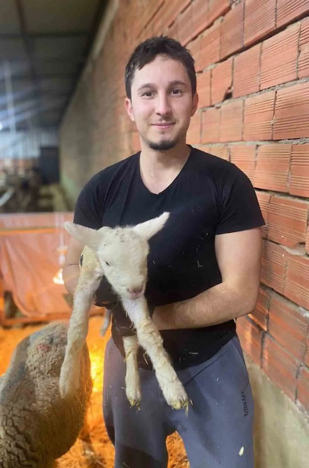 Sahne tozundan mera yoluna: Genç yeteneğin şaşırtan yaşam dengesi
