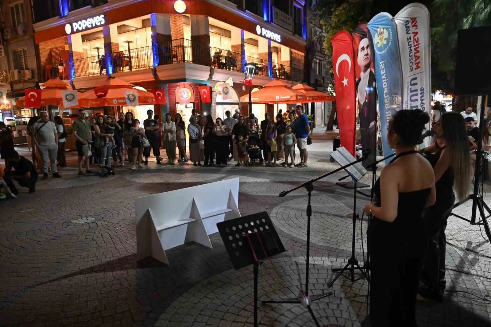 Manisa'da yaz akşamları müziğin ritmiyle şenleniyor