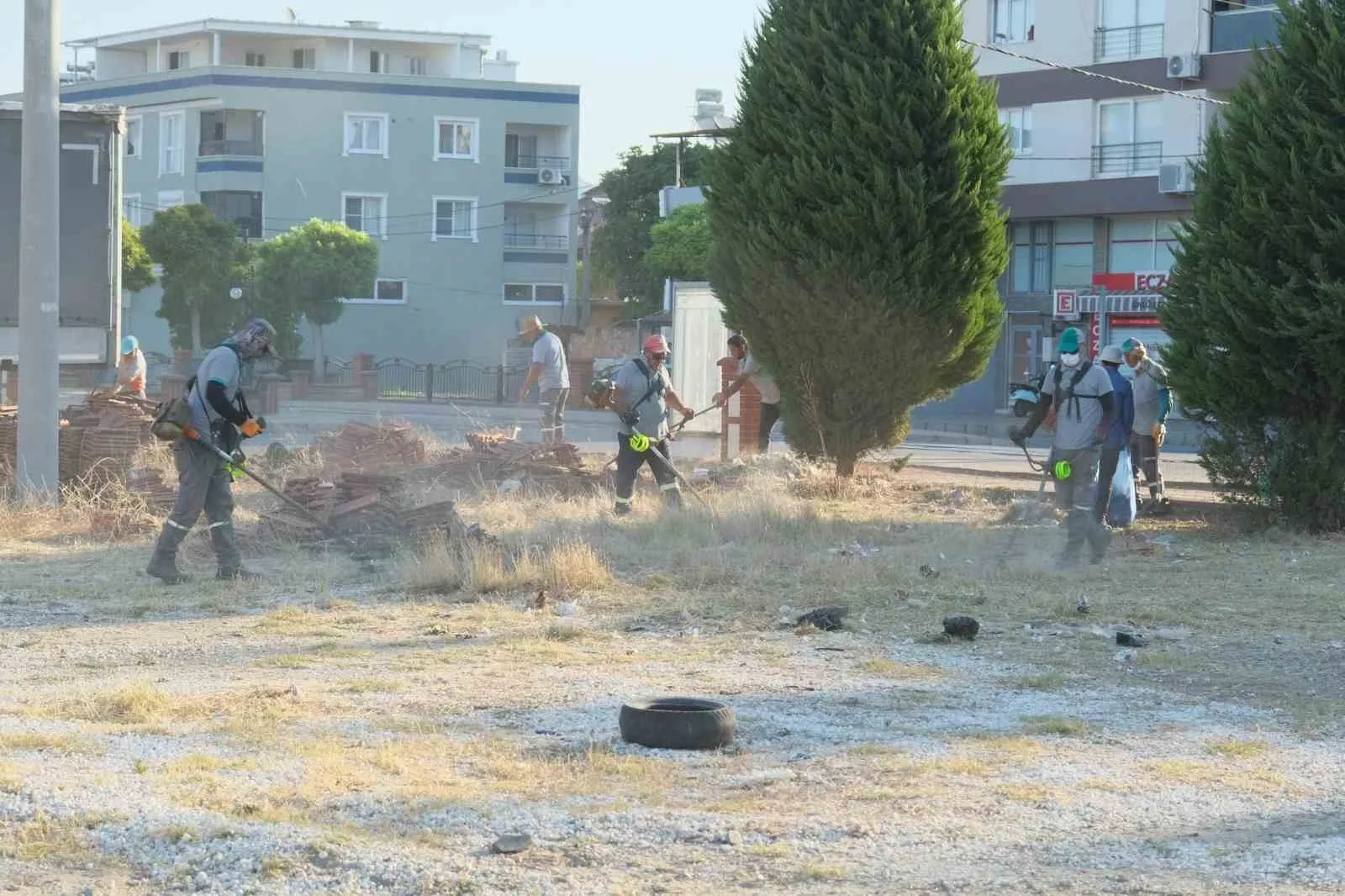 Nazilli sanayisinde mesai erken başladı: Esnaf kepenk açmadan temizlik bitti