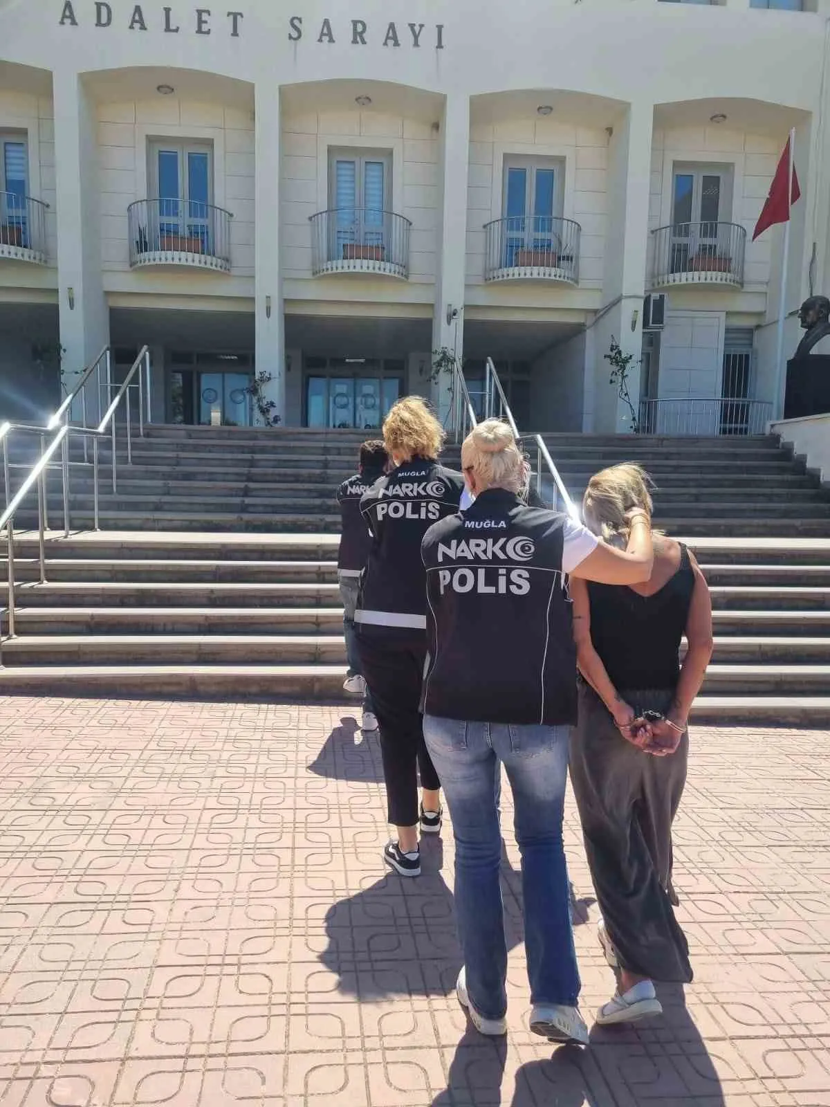 Bodrum narkotik ekiplerinden zehir tacirlerine şafak operasyonu